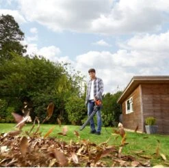 Black & Decker BLACK+DECKER BEBLV300SB-QS Bladblazer - 404 Km/u - 3000W - Zuig-/blaasfunctie - Gesnoerd -Tuingereedschap 1200x1195 1