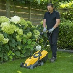 Powerplus POWXG6212T Elektrische Grasmaaier - Grasmachine Voor Kleine En Middelgrote Tuin - 1300W - Maaibreedte 320mm - Verstelbare Maaihoogte - 30L Opvangbak - Incl. Grastrimmer 250W -Tuingereedschap 1200x1200 338