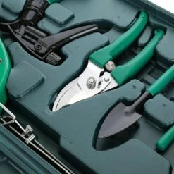 Merkloos 10-Delige Tuingereedschap Set Inclusief Opbergkoffer - Tuinierset - Tuinsetje - Gereedschap Voor Tuin - Tuinschaar - Tuinschepje - Bloemenschaar - Voegenkrabber - Plantenspuit - Grasschaar - Bloemenschep - Tuinhark -Tuingereedschap 1200x1200 941