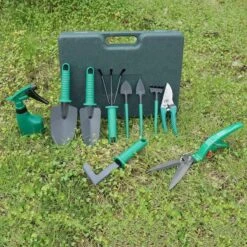 Merkloos 10-Delige Tuingereedschap Set Inclusief Opbergkoffer - Tuinierset - Tuinsetje - Gereedschap Voor Tuin - Tuinschaar - Tuinschepje - Bloemenschaar - Voegenkrabber - Plantenspuit - Grasschaar - Bloemenschep - Tuinhark -Tuingereedschap 1200x1200 942