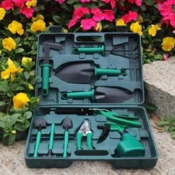 Merkloos 10-Delige Tuingereedschap Set Inclusief Opbergkoffer - Tuinierset - Tuinsetje - Gereedschap Voor Tuin - Tuinschaar - Tuinschepje - Bloemenschaar - Voegenkrabber - Plantenspuit - Grasschaar - Bloemenschep - Tuinhark -Tuingereedschap 1200x1200 951