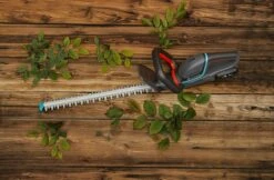 GARDENA - ComfortCut 50/18V-P4A Ready-To-Use Set - Heggenschaar -Tuingereedschap 1200x789 2