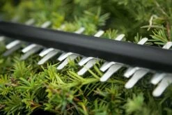 Bosch UniversalHedgeCut 18-50 Heggenschaar - Met 18 V Accu En Lader -Tuingereedschap 1200x800 180