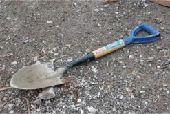 Silverline Mini Spade Met Ronde Kop En Houten Schacht - 70 Cm -Tuingereedschap 1200x803 2