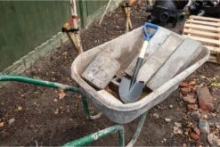 Silverline Mini Spade Met Ronde Kop En Houten Schacht - 70 Cm -Tuingereedschap 1200x803 3