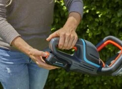 GARDENA - ComfortCut 50/18V-P4A Ready-To-Use Set - Heggenschaar -Tuingereedschap 1200x885