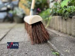 Synx Tools Gemeente Bezem 45 Cm - Straatbezem / Stadsbezem - Steel 150 Cm - Harde Natuurvezels - Bezemsteel - Bezems - Schrobborstels - Veger - Buitenbezem -Tuinbezem -Tuingereedschap 1200x899 21