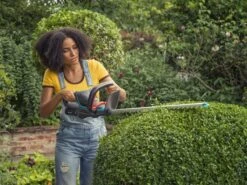 GARDENA - ComfortCut 50/18V-P4A Ready-To-Use Set - Heggenschaar -Tuingereedschap 1200x899 5