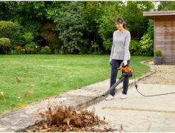 Black & Decker BLACK+DECKER BEBLV300SB-QS Bladblazer - 404 Km/u - 3000W - Zuig-/blaasfunctie - Gesnoerd -Tuingereedschap 1200x911 1