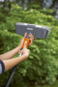 GARDENA Cleansystem Comfort Schrobber - Reinigen Van Paden - Terras - Oprit -Tuingereedschap 799x1200 75