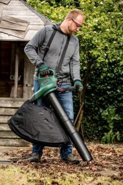 Bosch UniversalGardenTidy 2300 Bladblazer - Op Snoer - 2300 W -Tuingereedschap 800x1200 1