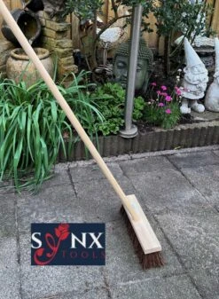 Synx Tools Bezem - Stadsbezem 30 Cm - Buitenveger - Veger - Steel 120 Cm - Harde Natuurvezels - Straatbezem - Bezems - Buitenbezem - Tuinbezem -Tuingereedschap 880x1200 3